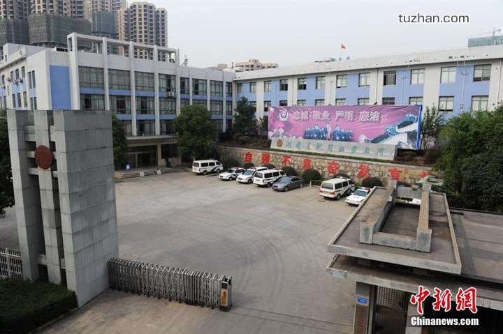 長沙市坪塘勞動教養(yǎng)管理所采購我公司定制生產(chǎn)的11KW二用一備自來水加壓泵站一套，本設(shè)備供水范圍為5公里，供水人數(shù)為3600人，目前本自來水加壓泵站運行平穩(wěn)，高效節(jié)能，受到了管理所的一致好評！